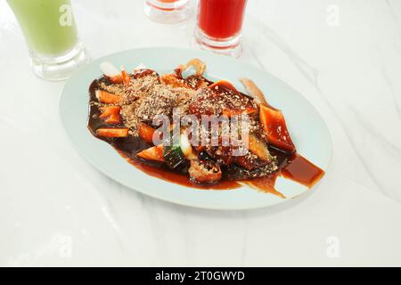 Gros plan d'une salade traditionnelle de fruits et légumes accompagnée d'une pâte de crevettes spéciale ou également connue localement sous le nom de rojak en Malaisie et à Singapour Banque D'Images