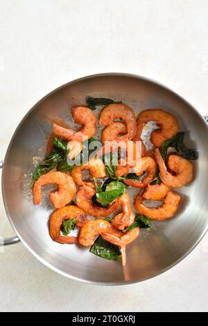 Crevettes à l'ail faire sauter dans un pot sur fond clair. Vue de dessus, pose à plat Banque D'Images