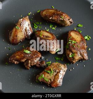 Vue rapprochée du foie de poulet rôti sur l'assiette. Banque D'Images