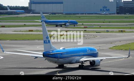 Schiphol, pays-Bas - août 14 2023 : un Boeing 737 NG de KLM part pour le décollage. Il suit un autre avion KLM du même type Banque D'Images