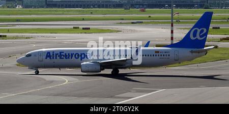 Schiphol, pays-Bas - août 14 2023 : le Boeing 737-85P d'Air Europe décolle en direction de la piste Banque D'Images