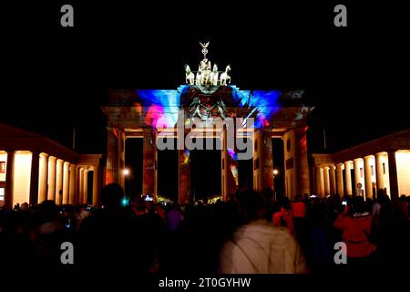 Festival des Lumières 2023 Blick am 6. Oktober 2023 auf das beleuchtete Brandenburger Tor am Pariser Platz während des Festival des Lumières à Berlin. Berlin Berlin Deutschland  JK10167 *** Festival des Lumières 2023 vue le 6 octobre 2023 de la porte de Brandebourg illuminée à Pariser Platz pendant le Festival des Lumières à Berlin Berlin Allemagne JK10167 crédit : Imago/Alamy Live News Banque D'Images