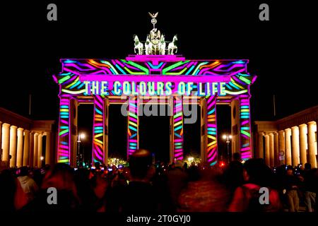 Festival des Lumières 2023 Blick am 6. Oktober 2023 auf das beleuchtete Brandenburger Tor am Pariser Platz während des Festival des Lumières à Berlin. Berlin Berlin Deutschland  JK10206 *** Festival des Lumières 2023 vue le 6 octobre 2023 de la porte de Brandebourg illuminée à Pariser Platz pendant le Festival des Lumières à Berlin Berlin Allemagne JK10206 crédit : Imago/Alamy Live News Banque D'Images