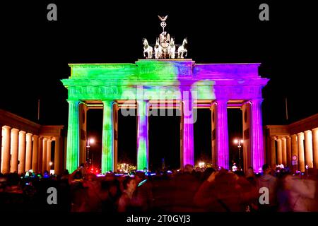 Festival des Lumières 2023 Blick am 6. Oktober 2023 auf das beleuchtete Brandenburger Tor am Pariser Platz während des Festival des Lumières à Berlin. Berlin Berlin Deutschland  JK10217 *** Festival des Lumières 2023 vue le 6 octobre 2023 de la porte de Brandebourg illuminée à Pariser Platz pendant le Festival des Lumières à Berlin Berlin Allemagne JK10217 crédit : Imago/Alamy Live News Banque D'Images