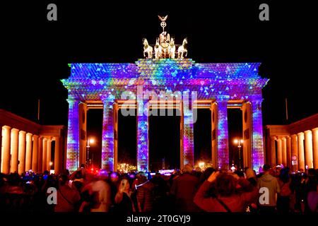 Festival des Lumières 2023 Blick am 6. Oktober 2023 auf das beleuchtete Brandenburger Tor am Pariser Platz während des Festival des Lumières à Berlin. Berlin Berlin Deutschland  JK10218 *** Festival des Lumières 2023 vue le 6 octobre 2023 de la porte de Brandebourg illuminée à Pariser Platz pendant le Festival des Lumières à Berlin Berlin Allemagne JK10218 crédit : Imago/Alamy Live News Banque D'Images