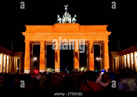 Festival des Lumières 2023 Blick am 6. Oktober 2023 auf das beleuchtete Brandenburger Tor am Pariser Platz während des Festival des Lumières à Berlin. Berlin Berlin Deutschland  JK10208 *** Festival des Lumières 2023 vue le 6 octobre 2023 de la porte de Brandebourg illuminée à Pariser Platz pendant le Festival des Lumières à Berlin Berlin Allemagne JK10208 crédit : Imago/Alamy Live News Banque D'Images