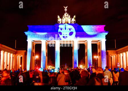 Festival des Lumières 2023 Blick am 6. Oktober 2023 auf das beleuchtete Brandenburger Tor am Pariser Platz während des Festival des Lumières à Berlin. Berlin Berlin Deutschland  JK10230 *** Festival des Lumières 2023 vue le 6 octobre 2023 de la porte de Brandebourg illuminée à Pariser Platz pendant le Festival des Lumières à Berlin Berlin Allemagne JK10230 crédit : Imago/Alamy Live News Banque D'Images