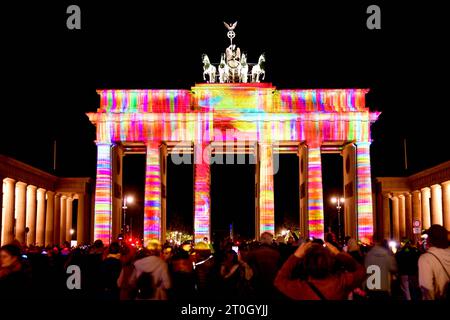 Festival des Lumières 2023 Blick am 6. Oktober 2023 auf das beleuchtete Brandenburger Tor am Pariser Platz während des Festival des Lumières à Berlin. Berlin Berlin Deutschland  JK10222 *** Festival des Lumières 2023 vue le 6 octobre 2023 de la porte de Brandebourg illuminée à Pariser Platz pendant le Festival des Lumières à Berlin Berlin Allemagne JK10222 crédit : Imago/Alamy Live News Banque D'Images