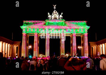 Festival des Lumières 2023 Blick am 6. Oktober 2023 auf das beleuchtete Brandenburger Tor am Pariser Platz während des Festival des Lumières à Berlin. Berlin Berlin Deutschland  JK10220 *** Festival des Lumières 2023 vue le 6 octobre 2023 de la porte de Brandebourg illuminée à Pariser Platz pendant le Festival des Lumières à Berlin Berlin Allemagne JK10220 crédit : Imago/Alamy Live News Banque D'Images