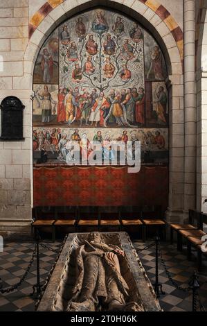 Arbre de Jesse (montrant la généalogie du Christ et de la Bienheureuse Vierge Marie, descendant du roi David). Fresque, datant de la fin de la période gothique et restaurée dans les années 1600, dans le transept nord de la cathédrale médiévale de Saint-Georges dans le Limburg-an-der-Lahn, Hesse, Allemagne, avant la peinture est le tombeau de Konrad Kurzbold, fondateur c. 910 AD d'une ancienne église collégiale sur le site de la cathédrale actuelle. Banque D'Images