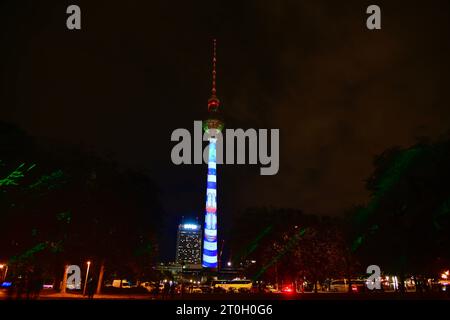 Festival des Lumières 2023 Blick am 6. Oktober 2023 auf beleuchteten Berliner Fernsehturm während des Festival of Lights in Berlin. Berlin Berlin Deutschland  JK10492 *** Festival des Lumières 2023 vue le 6 octobre 2023 sur la tour de télévision de Berlin illuminée pendant le Festival des Lumières à Berlin Berlin Allemagne JK10492 crédit : Imago/Alamy Live News Banque D'Images