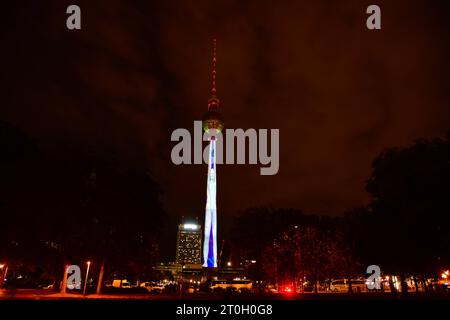 Festival des Lumières 2023 Blick am 6. Oktober 2023 auf beleuchteten Berliner Fernsehturm während des Festival of Lights in Berlin. Berlin Berlin Deutschland  JK10481 *** Festival des Lumières 2023 vue le 6 octobre 2023 sur la tour de télévision de Berlin illuminée pendant le Festival des Lumières à Berlin Berlin Allemagne JK10481 crédit : Imago/Alamy Live News Banque D'Images