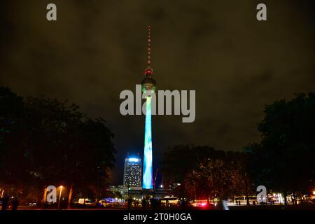 Festival des Lumières 2023 Blick am 6. Oktober 2023 auf beleuchteten Berliner Fernsehturm während des Festival of Lights in Berlin. Berlin Berlin Deutschland  JK10461 *** Festival des Lumières 2023 vue le 6 octobre 2023 sur la tour de télévision de Berlin illuminée pendant le Festival des Lumières à Berlin Berlin Allemagne JK10461 crédit : Imago/Alamy Live News Banque D'Images