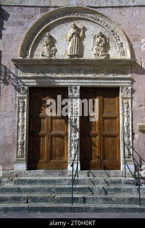 primo piano di una porta d'entrata scolpita in legno Banque D'Images