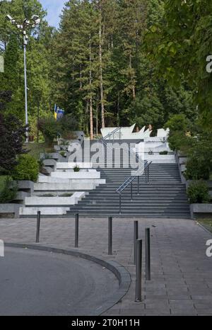 Tuzla, Bosnie-Herzégovine - 4 octobre 2023 : ce complexe commémoratif de Slana Banja se souvient des habitants de Tuzla tués ou disparus pendant la guerre de Bosnie. Soleil Banque D'Images