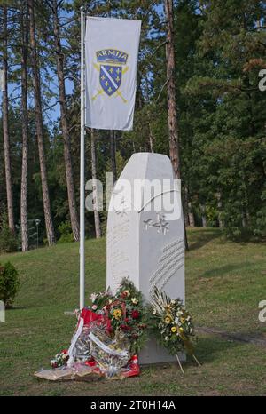 Tuzla, Bosnie-Herzégovine - 4 octobre 2023 : ce complexe commémoratif de Slana Banja se souvient des habitants de Tuzla tués ou disparus pendant la guerre de Bosnie. Soleil Banque D'Images
