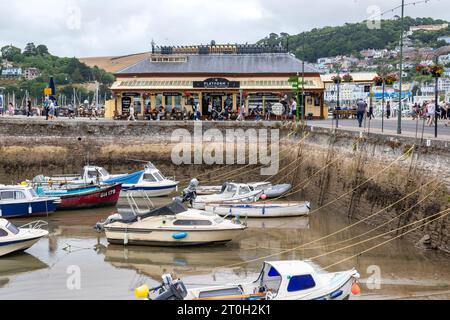 Vue en regardant à travers Dartmouth Inner Harbour jusqu'à l'ancienne gare ferroviaire sur le Riverside, Embankment, avec Kingswear lointain. Banque D'Images