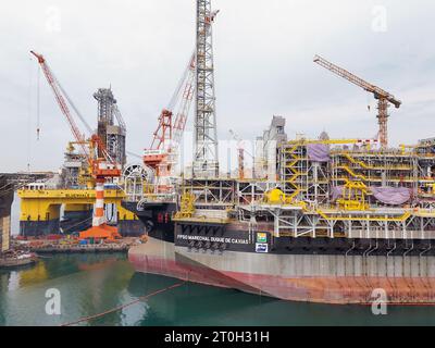 YANTAI, CHINE - 7 OCTOBRE 2023 - plusieurs types d'équipement de génie maritime sont en cours de maintenance à la base de construction de CIMC Raffles à Yantai, Shand Banque D'Images