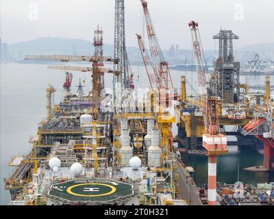 YANTAI, CHINE - 7 OCTOBRE 2023 - plusieurs types d'équipement de génie maritime sont en cours de maintenance à la base de construction de CIMC Raffles à Yantai, Shand Banque D'Images