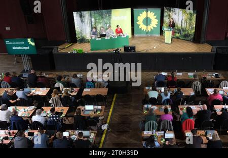 07 octobre 2023, Saxe-Anhalt, Halle (Saale) : les délégués de la conférence du parti de Bündnis 90 Die Grünen Saxe-Anhalt se réunissent dans une salle. Un nouveau conseil exécutif de l'État doit y être élu. Photo : Sebastian Willnow/dpa crédit : dpa Picture alliance/Alamy Live News Banque D'Images