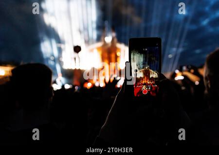 Personnes prenant des photos lors d'Un concert de musique avec un smartphone Banque D'Images