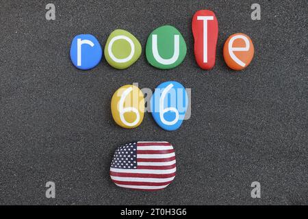 États-Unis d'Amérique, route 66, logo créatif composé de lettres en pierre multicolores sur sable volcanique noir et design en pierre des États-Unis Banque D'Images