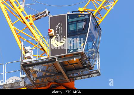 Une grue à tour devant le nouveau bâtiment en construction au 44 Merrion Street dans le centre-ville de Leeds Banque D'Images