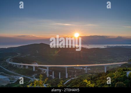 Viaduc d'autoroute au coucher du soleil Banque D'Images