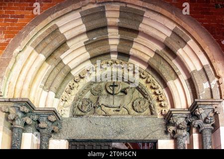 La Basilica di Sant'Andrea est l'église d'un monastère à Vercelli, dans le Piémont, dans le nord de l'Italie. Banque D'Images