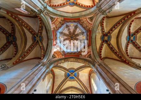 La Basilica di Sant'Andrea est l'église d'un monastère à Vercelli, dans le Piémont, dans le nord de l'Italie. Banque D'Images