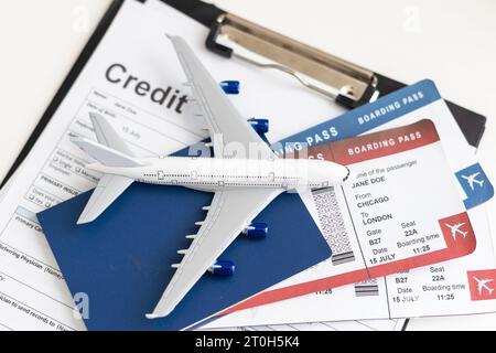 Billets d'avion, passeports, argent et jouet avion sur table Banque D'Images