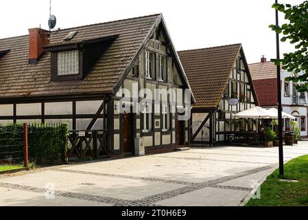 Ustka, Pologne 28 août 2023 vieilles maisons de pêcheurs sur la place principale d'Ustka à la mer Baltique, Pologne Banque D'Images