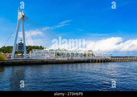 Ustka, Pologne 28 août 2023 vue sur le port et la marina avec pont tournant sur le canal Banque D'Images