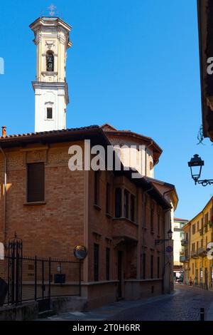 Tour de l'église Saint Lorenzo église et étroite via Achille Giovanni Cagna dans la vieille ville de Vercelli, région du Piémont, Italie. Banque D'Images