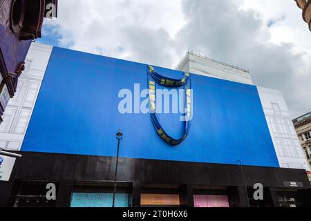 Sac bleu Ikea Frakta sur la façade du prochain magasin Oxford Street Ikea, à l'emplacement précédent du magasin phare Topshop, Londres, Angleterre Banque D'Images