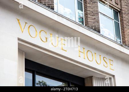 Panneau au-dessus de l'entrée principale de 1959 Vogue House, bureau de Conde Nast Britain à Hanover Square, Londres, Angleterre Banque D'Images