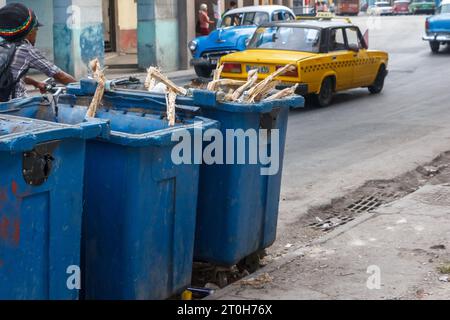 La Havane, Cuba - 29 septembre 2023 : une Lada et une voiture américaine d'époque conduisent dans des poubelles pleines Banque D'Images