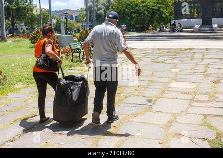 La Havane, Cuba - 29 septembre 2023 : deux Cubains portent un grand sac dans le Central Park, dans le quartier du centre-ville. Banque D'Images