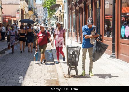 La Havane, Cuba - 29 septembre 2023 : un cubain âgé et d'autres personnes dans une rue étroite de la Vieille Havane Banque D'Images