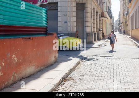 La Havane, Cuba - 29 septembre 2023 : une cubaine marche dans une rue pavée de la Vieille Havane Banque D'Images