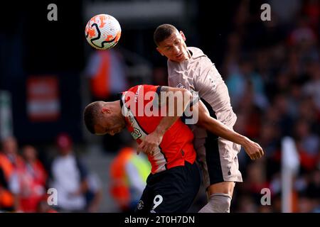 Kenilworth Road, Luton, Bedfordshire, Royaume-Uni. 7 octobre 2023. Premier League football, Luton Town contre Tottenham Hotspur ; Richarlison de Tottenham Hotspur est en compétition pour le ballon avec Carlton Morris de Luton Town Credit : action plus Sports/Alamy Live News Banque D'Images