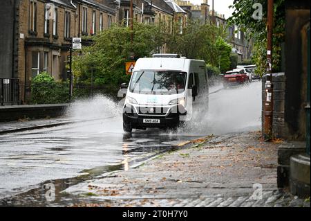 Édimbourg, Écosse, Royaume-Uni. 7 octobre 2023. De fortes pluies persistantes pendant la nuit entraînent des inondations localisées autour de l'eau de Leith et dans le centre-ville. Crédit : Craig Brown/Alamy Live News Banque D'Images