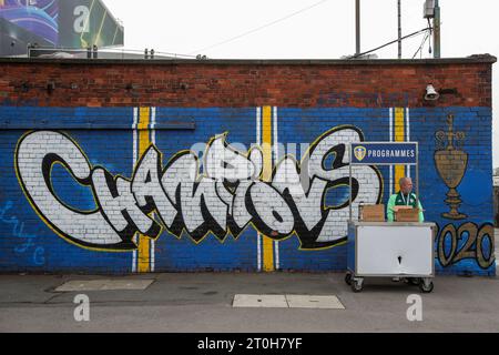 Leeds, Royaume-Uni. 07 octobre 2023. Une fresque à l'extérieur du stade Elland Road indique "Champions" avant le match du championnat Sky Bet Leeds United vs Bristol City à Elland Road, Leeds, Royaume-Uni, le 7 octobre 2023 (photo de James Heaton/News Images) à Leeds, Royaume-Uni le 10/7/2023. (Photo de James Heaton/News Images/Sipa USA) crédit : SIPA USA/Alamy Live News Banque D'Images