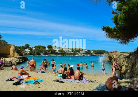 Plage de Cala des pou à Cala d’Or à Majorque, une île espagnole dans la mer Méditerranée Banque D'Images