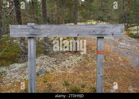 Vide usé signe en bois dans les bois en automne avec des rochers en arrière-plan Banque D'Images