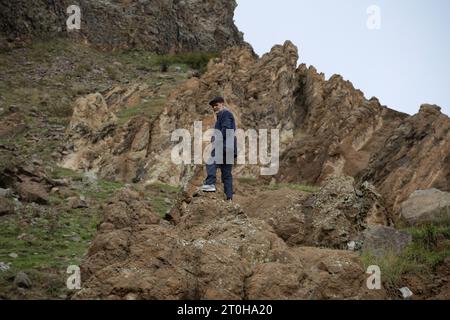 Ardabil, Iran. 5 octobre 2023. Un vieil homme iranien visite une cascade juste près de la ville d'Ardabil, en Iran. Ardabil est une ville qui offre un mélange d'attractions historiques, naturelles et culturelles, ce qui en fait une destination fascinante pour les voyageurs intéressés à explorer le patrimoine unique de l'Iran. (Image de crédit : © Rouzbeh Fouladi/ZUMA Press Wire) USAGE ÉDITORIAL SEULEMENT! Non destiné à UN USAGE commercial ! Banque D'Images