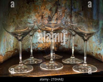 Verres en cristal de plomb, verres à vin, verres à champagne, colorés dans une vitrine ancienne Banque D'Images