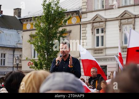 BIELSKO-BIALA, POLOGNE - OCTOBRE 7 2023 : le maire de Varsovie, Rafal Trzaskowski, soutient la Coalition civique lors des élections législatives polonaises. Banque D'Images