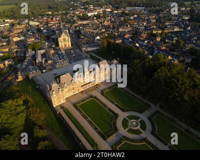 Vue aérienne, Château d'eu et Collégiale notre Dame Eglise, eu près du Treport, Seine-Maritime, Normandie, France Banque D'Images