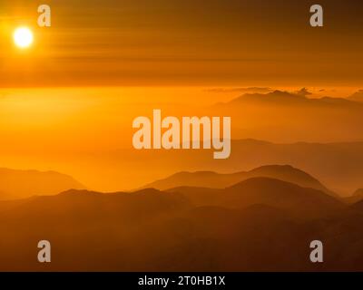 Silhouette de montagnes au lever du soleil, Psiloritis, massif d'Ida, Crète, Grèce Banque D'Images